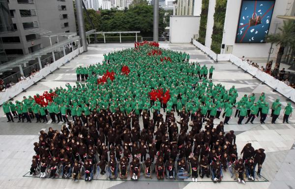 صور أكبر شجرة عيد ميلاد بشرية في تايلاند تدخل موسوعة غينيس