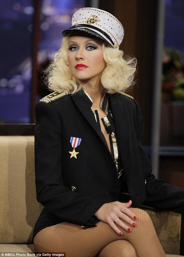 صور كريستينا أغيليرا بملابس قبطانة 2014 , صور كريستينا أغيليرا في برنامج The Tonight Show