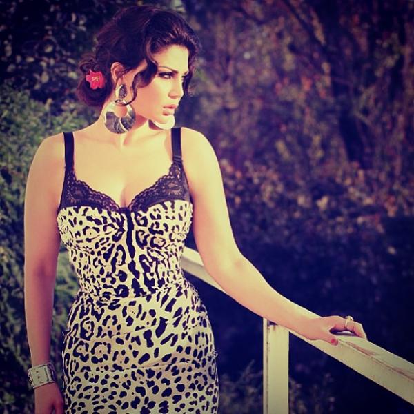 صورة هيفاء وهبي بفستان ابيض منقوش بالاسود 2014