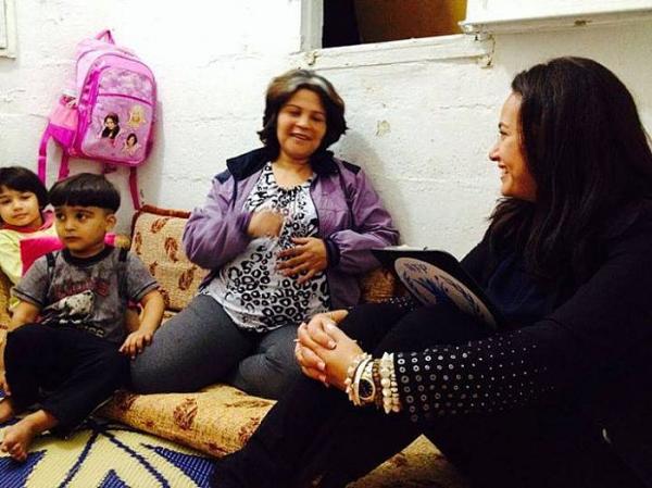 صور هند صبري في منطقة برج حمود في بيروت لزيارة العائلات السورية