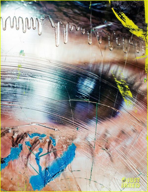 صور جورج كلوني على غلاف مجلة W ببدلة  Giorgio Armani منقطة