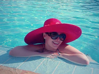 صورة ديانا كرازون في حمام السباحة 2014