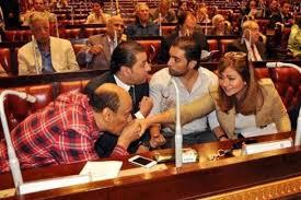 بالصور احمد بدير يقبل يد ليلى علوي