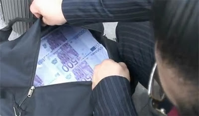 الملياردير القطري عبد الوسيم الواني يقدم مليون دولار لمتشردة في باريس بالفيديو