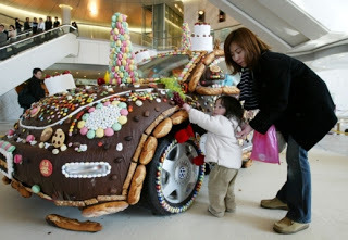 صور اول سيارة مزينة بالشوكولاتة في العالم