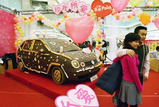 صور اول سيارة مزينة بالشوكولاتة في العالم