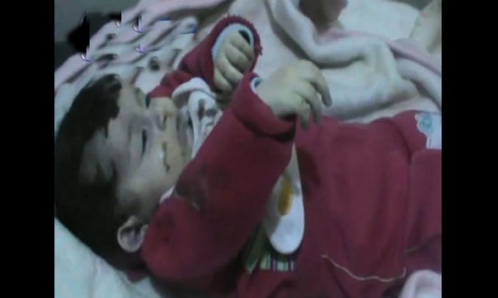 شاهد بالفيديو طفل سوري بسبب البرد القارس