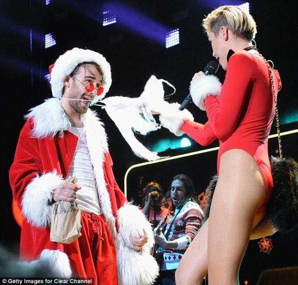 مايلي سايرس ترقص مع بابا نويل 2013 بالصور