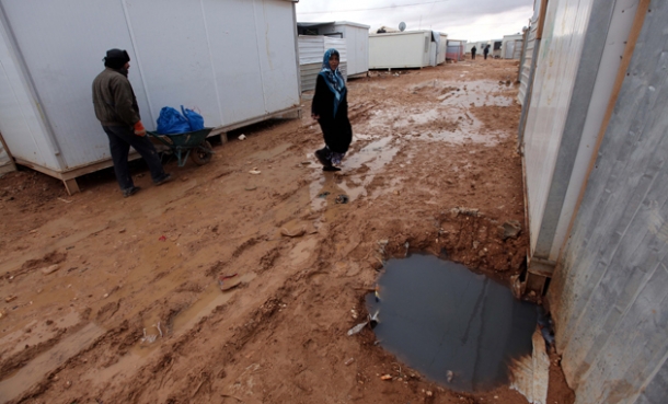 صور تساقط الثلوج في مخيم الزعتري اليوم الخميس 12/12/2013