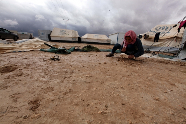 صور تساقط الثلوج في مخيم الزعتري اليوم الخميس 12/12/2013