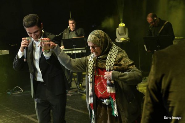 صورة محمد عساف مع عجوز فلسطينية ترتدي اللباس الفلسطيني التراثي 2014