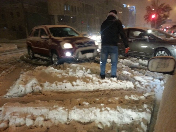 صور الثلوج في عمان مساء الجمعة 13/12/2013 , شوارع عمان مغلقة بالسيارات بالصور