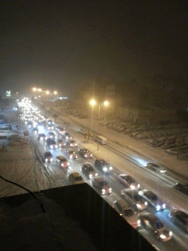 صور الثلوج في عمان مساء الجمعة 13/12/2013 , شوارع عمان مغلقة بالسيارات بالصور