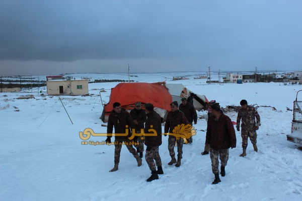 صور عمليات الجيش الاردني في الجنوب اليوم الجمعة 13/12/2013 , جنود ابو حسين يساعدون الجنوب