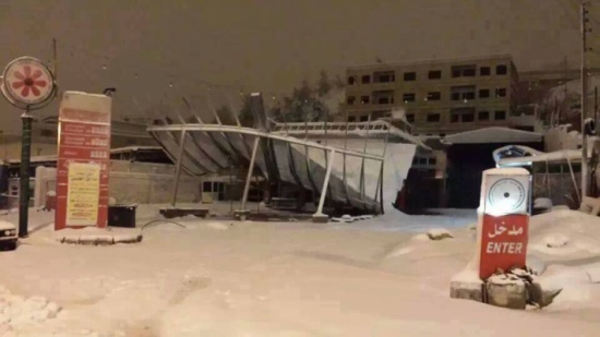 صور انهيار سقف كازية في صويلح بسبب الثلوج 13/12/2013