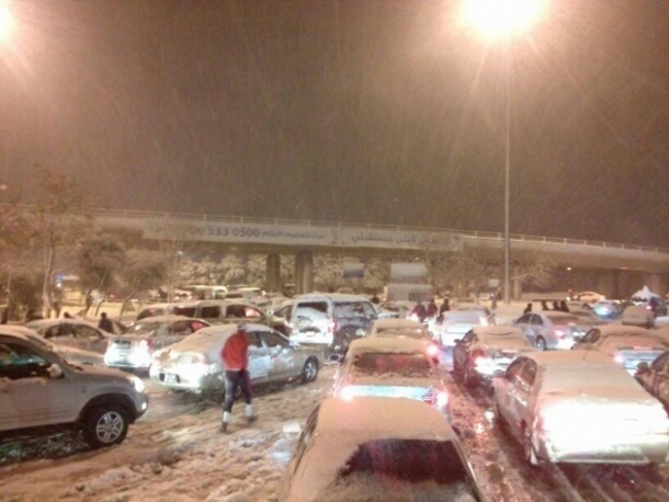 صور السيارات العالقة في عمان اليوم بسبب الثلوج 13/12/2013