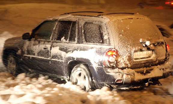 صور السيارات العالقة في عمان اليوم بسبب الثلوج 13/12/2013