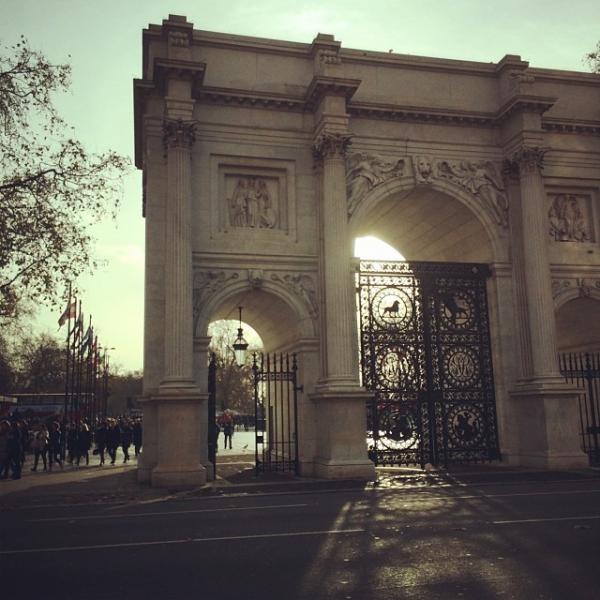 صور ميريام فارس تتألق باطلالة انيقة في لندن 2014