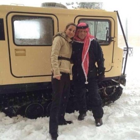 صورة تذكارية للملك عبدلله والملكة رانيا في الثلوج 2014