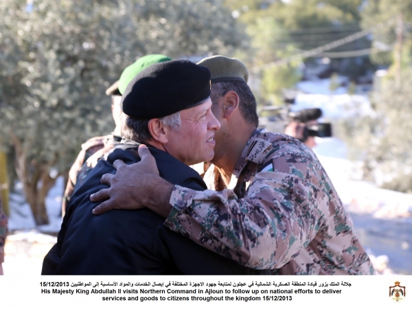 صور الملك عبدلله في عجلون لمساعدة المواطنين اليوم 15/12/2013