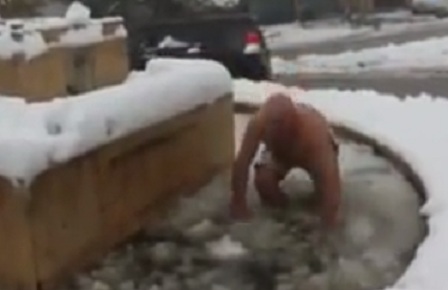بالفيديو رجل من الخليل يسبح عاريا في الثلج