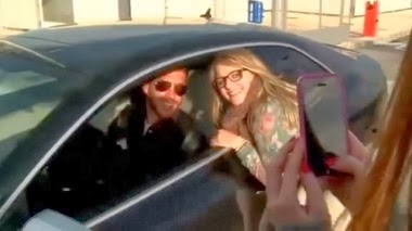 بالفيديو راموس لاعب ريال مدريد يقبل فتاتين في الشارع