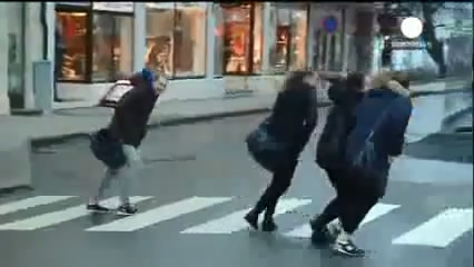 بالفيديو ماذا فعلت شدة الرياح بـ البنات فى شوارع النرويج