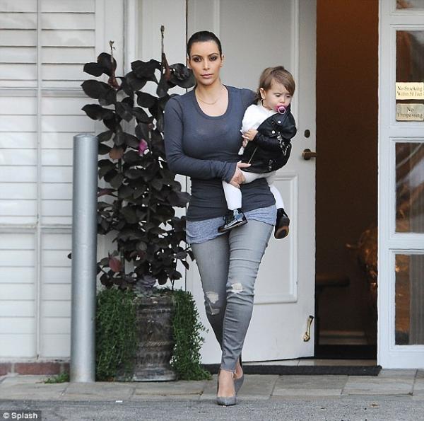 صور جديدة لابنة كيم كارداشيان نورث 2014 , صور كيم كارداشيان وهي تتسوق مع ابنتها 2014