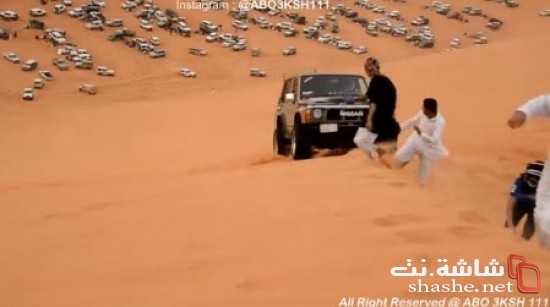انقلاب جيب على أحد المتفرجين في استعراض خطير في الصحراء بالفيديو