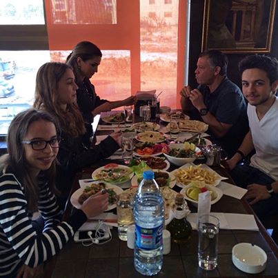 صور الملك عبدالله وعائلته على طاولة الغداء في احد مطاعم العاصمة عمان