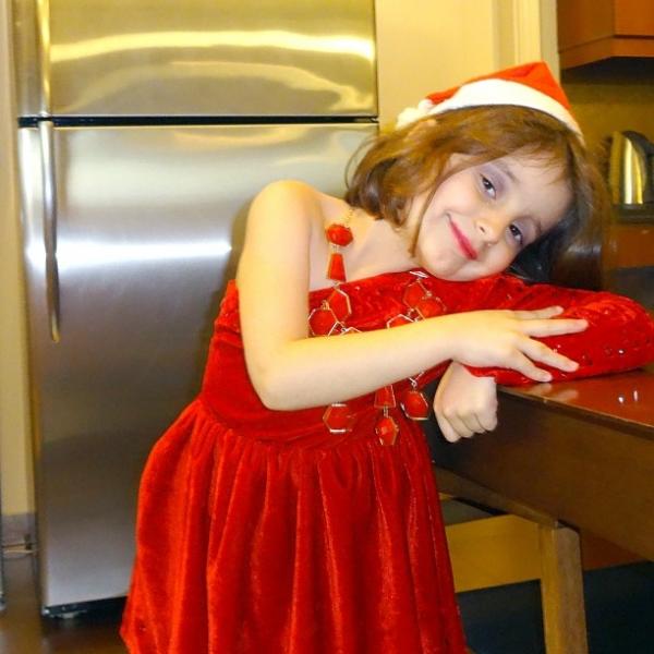 صور دومينيك حوراني بفستان احمر قصير 2014 في الكريسماس , صور دومينيك حوراني مع ابنتها ديلارا  بجانب شجرة الميلاد 2014