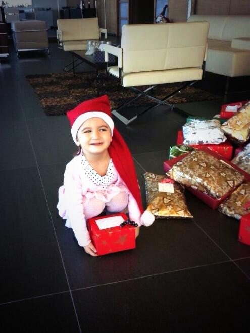 صورة إيلا ابنة نانسي عجرم وهي تلعب بهدايا الميلاد 2014