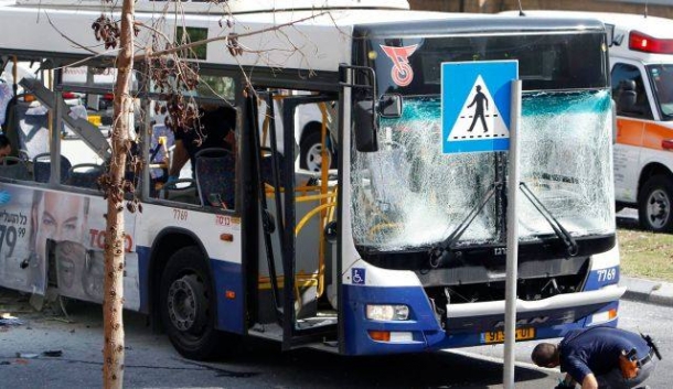 تفاصيل انفجار قنبلة على متن حافلة في إسرائيل اليوم 22-12-2013