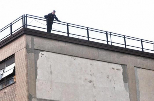 بالصور رجل اوكراني يقذف ابنه من الطابق 52 تعرف على السبب