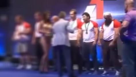 شاهد بالفيديو بطل مسلم يغض بصره عن فتاة شبه عارية اثناء تسليمه ميدالية