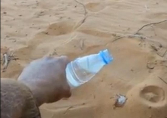 شاهد بالفيديو عبوة ماء تتجمد أثناء سكبها في السعودية , مشهد غريب ونادر