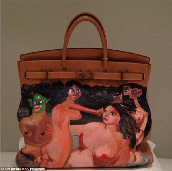 صور حقيبة يد كيم كارداشيان ماركة Hermes عليها رسمات لنساء عاريات
