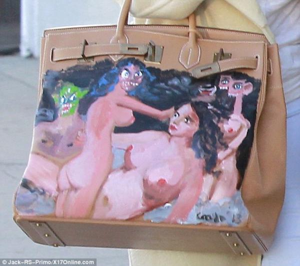 صور حقيبة يد كيم كارداشيان ماركة Hermes عليها رسمات لنساء عاريات