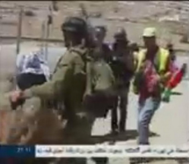 قوات الاحتلال الاسرائيلية تعتقل سيدة امام اطفالها شاهد الفيديو