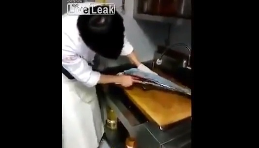 طباخ يقطع السمكة بالسكين وهي لا تزال حية شاهد الفيديو