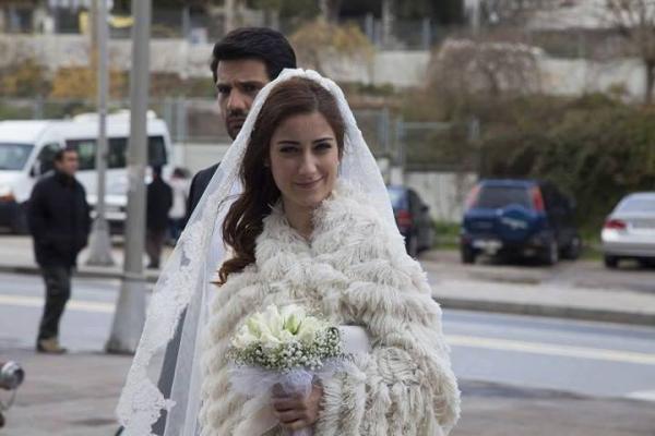صور هازل كايا بفستان الزفاف في مسلسل عشق 2014 , صور هازل كايا فريحة بفستان الفرح 2014