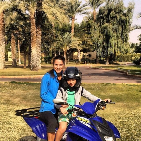 صورة الملكة رانيا مع ابنها الأمير هاشم على الدراجة