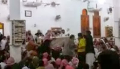 قطع صلاة شاب وطرده من المسجد بسبب شعار رابعة ,, شاهد الفيديو