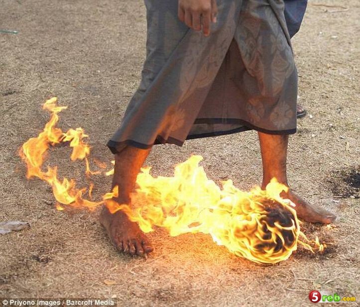 في الهند لعب كرة القدم بكرة محترقة ,, شاهد الصور