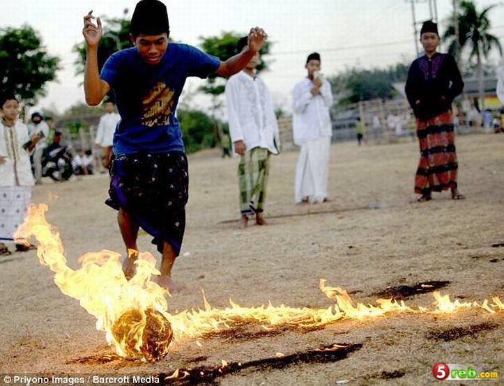 في الهند لعب كرة القدم بكرة محترقة ,, شاهد الصور
