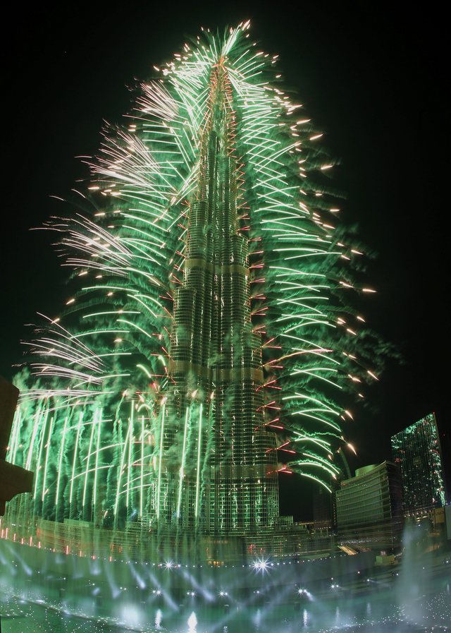 صور استعدادات برج خليفة لحفل راس السنة 2014 , صور جديدة من احتفالات دبي بليلة رأس السنة 2014