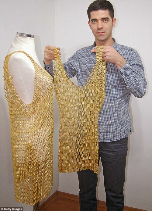 صور فستان مصنوع من الذهب الخالص , ثمنه 130 الف دولار