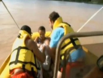 شاهد بالفيديو إمراة تنجب طفلاً في قارب إنقاذ بعد نجاتها من السيول