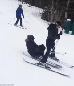 شاهد بالفيديو كيم كارداشيان تسقط وهي تتزلج