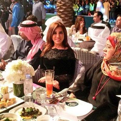 بالصور تامر حسني يوقع مع شركة روتانا 2014 , صور تامر حسني في حفل افتتاح روتانا كافيه دبي 2014